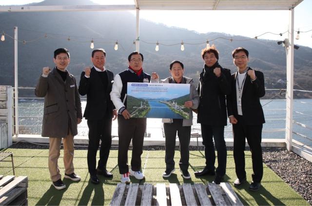 22일 개최된 하남시-남양주시 상생협력 기반 한강 수변 친환경 연계 발전 방안 공동 연구 용역 보고회를 기념하여 이현재 하남시장을 비롯한 관계자들이 기념사진 촬영을 하고 있다 사진하남시