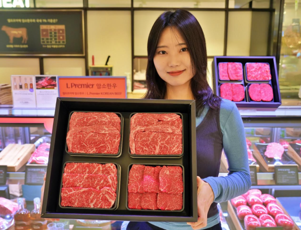 모델이 롯데백화점의 2026 설 한우 선물세트를 들고 있다 사진롯데백화점