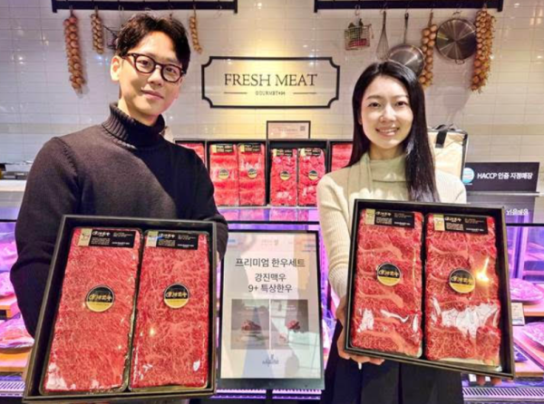 갤러리아 명품관에서 모델들이 프리미엄 한우 선물세트를 소개하는 모습 사진갤러리아백화점