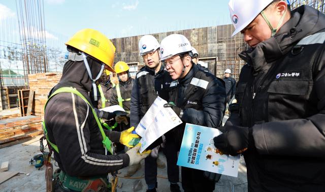 김영훈 고용노동부 장관은 22일 청주시 소재 소규모 건설현장이 밀집한 지역을 찾아 패트롤 점검을 진행하고 있다 사진고용노동부