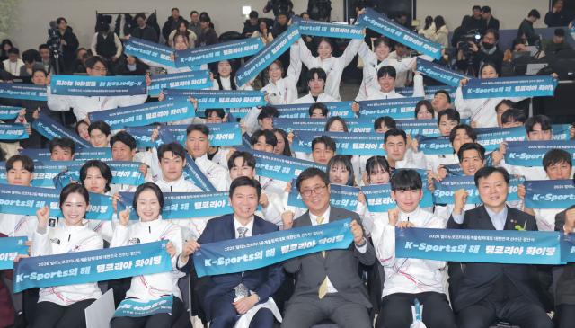 22일 송파구 올림픽파크텔에서 열린 2026 밀라노 동계올림픽 선수단 결단식에서 유승민 대한체육회장과 이수경 선수단장 출전 선수들이 기념촬영을 하고 있다 사진연합뉴스