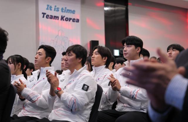 22일 송파구 올림픽파크텔에서 열린 2026 밀라노-코르티나 동계올림픽 선수단 결단식에서 참석 선수들이 박수를 치고 있다 사진연합뉴스