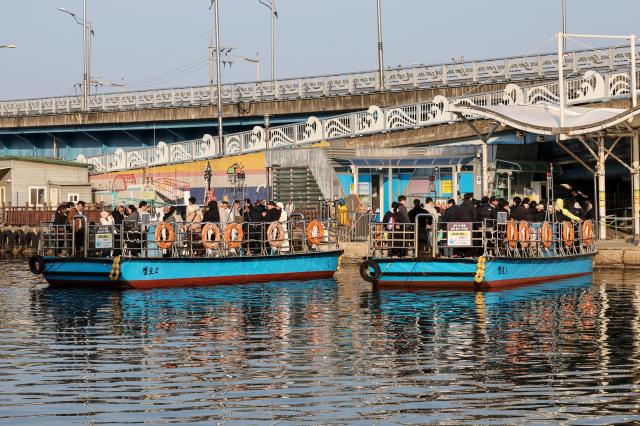 Citizens gather at the gaetbae ferry dock in Abai Village Sokcho Gangwon State on Jan 17 2026 AJP Yoo Na-hyun