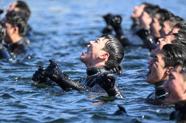 22일 경남 창원 해군 해난구조전대에서 진행된 SSU 혹한기 내한훈련에 참가한 심해잠수사들이 혹한의 바다에서 구호를 외치고 있다 사진해군