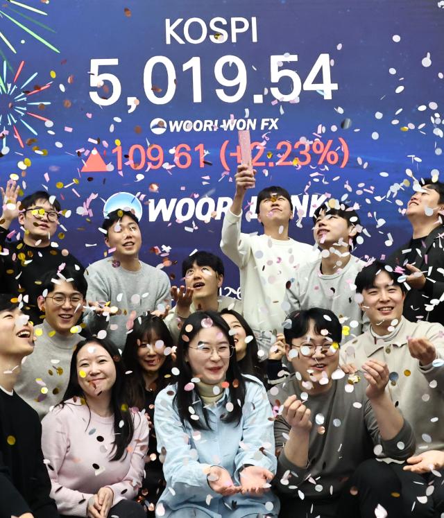 코스피 지수가 장중 사상 처음으로 501954를 기록한 22일 서울 중구 우리은행 본점 딜링룸에서 딜러들이 코스피 지수 5000선 돌파를 축하하고 있다 사진연합뉴스