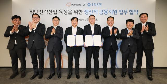 왼쪽부터 강태우 한화 상무 장연성 한화오션 재무실장 전연보 한화시스템 재무실장 신용인 한화 재무실장 정진완 우리은행 은행장 배연수 우리은행 기업그룹장 송용섭 우리은행 여신지원그룹장 정해원 우리은행 종로기업영업본부장이 협약식에서 기념사진을 촬영하고 있다 사진우리금융