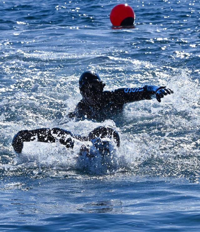 22일 철인 심해잠수팀 선발 경기에서 5구조작전중대 대원들이 릴레이 수영경기의 반환점을 통과하고 마지막 골라인을 향해 속도를 올리는 중이다 사진해군 1함대