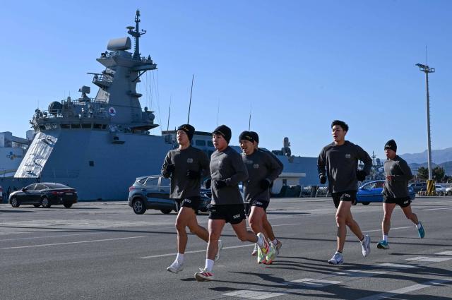 22일 철인 심해잠수팀 선발 경기 종목으로 5KM 달리기를 진행한 대원들이 혹한기 동해안의 칼바람을 뚫고 동해군항 1부두의 부둣가를 질주하고 있다 사진해군 1함대