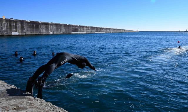 22일 동해군항 1부두에서 5구조작전중대 대원들이 철인 심해잠수팀 선발 경기의 마지막 종목인 릴레이 수영을 실시하고 있다 이들은 혹한기 동해안의 냉해를 온몸으로 느끼며 심해잠수사 SSU로서 정신력을 배양했다 사진해군 1함대