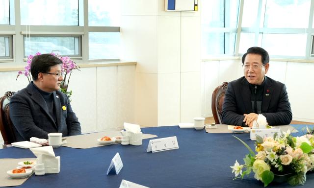 김영록 전라남도지사가 22일 나주 한국전력공사 본사에서 열린 오찬 간담회에서 김성환 기후에너지환경부 장관에게 전남을 대한민국 에너지 신산업의 거점으로 육성하기 위한 주요 현안을 건의하고 있다사진전남도