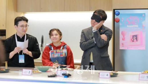 [포토] 흑백요리사 백종원 빙의한(?) 최휘영 장관