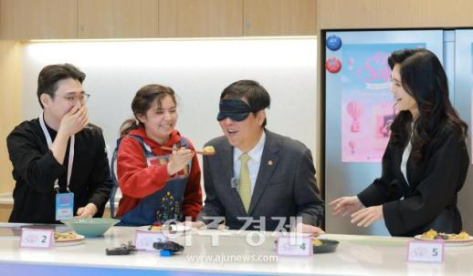 [포토] 한식 쿠킹클래스 블라인드 심사 나선 최휘영 장관과 이부진 위원장