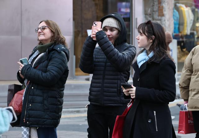 20일 서울 중구 명동거리를 찾은 외국인 관광객들이 기념사진을 촬영하고 있다 사진연합뉴스
