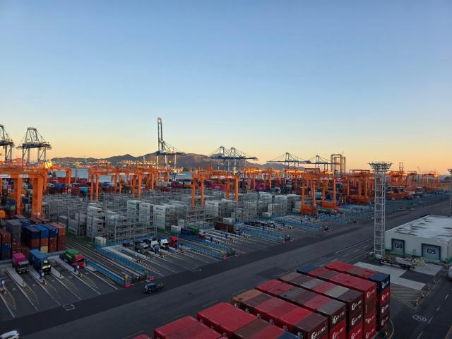 완전 자동화 항만인 부산항 신항 제7부두 사진김유진 기자