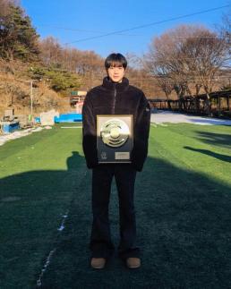 BTS Jin thanks fans after receiving Golden Disc upbit popularity award