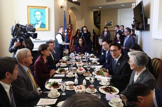 김민석 국무총리가 22일현지시간 미국 워싱턴 DC에서 하원의원 주요 인사들과 오찬하고 있다 사진국무조정실