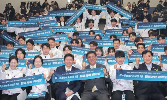 Yu Seung-min Choi Hwi-young and South Korean athletes pose for a photo during a send-off ceremony for the 2026 Milan Winter Olympics at Olympic Parktel in Songpa-gu Seoul on Jan 22 2026 Yonhap