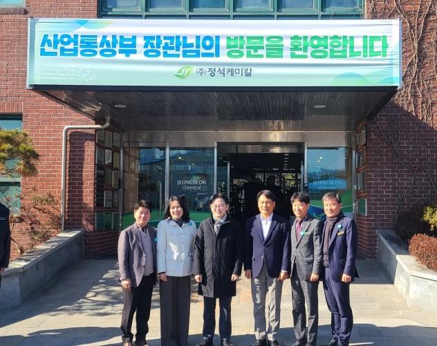 김정관 산업통상자원부 장관왼쪽 세 번째이 22일 완주 문화선도산단에 입주한 정석케미칼을 방문하고 있다사진완주군