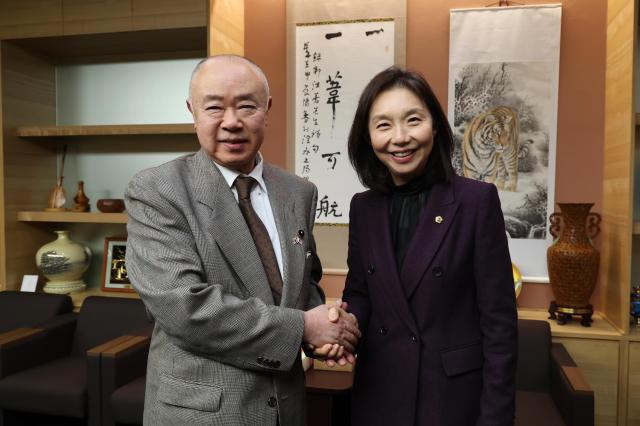 이토 조이치 홋카이도의장과 악수하는 최호정 의장 사진서울시의회