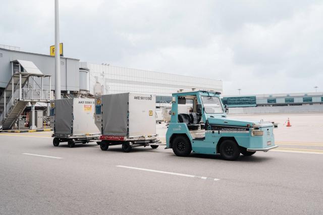 창이공항에 무인 자율주행 견인 트랙터가 도입됐다 사진창이에어포트그룹 페이스북