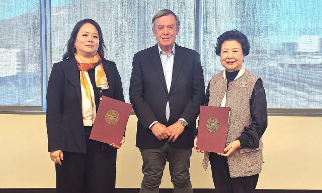 미국 애리조나주립대학교와 한국 대학 총장단이 ‘산업 밀착형 고등교육 협력’을 위한 업무협약을 체결했다 대구보건대학교 남성희 총장우과 ASU 마이클 크로 총장중 대전보건대학교 이정화 총장좌이다 사진대구보건대학교