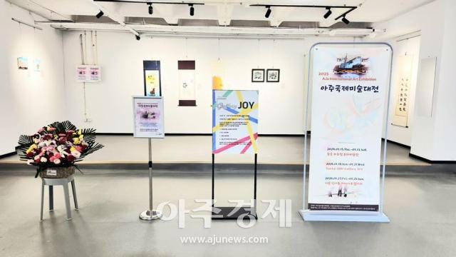 중국 옌타이 1861 예술특구 갤러리조이에서 열린 ‘2025 아주국제미술대전’ 해외 두 번째 전시회가 현지 작가와 관계자들의 높은 관심 속에 성공적으로 개최됐다사진아주국제미술대전 운영위원회