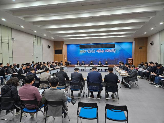 양금희 경북도 경제부지사가 지난 16일 도청에서 경제산업투자실 간부 회의를 개최하고 있다 사진경상북도