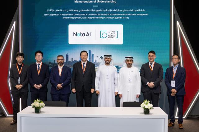노타-아부다비 교통청 업무 협약에 참가한 채명수 노타 대표왼쪽 네번째와 관계자들이 기념 사진을 찍고 있다사진노타