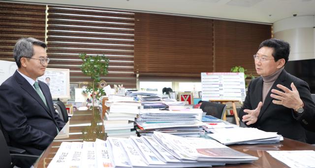 이상일 시장오른쪽이 김동연 지사에게 현안을 설명하고 있다사진용인시

