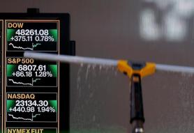 Overseas stock buying drives record FX trading in South Korea in 2025