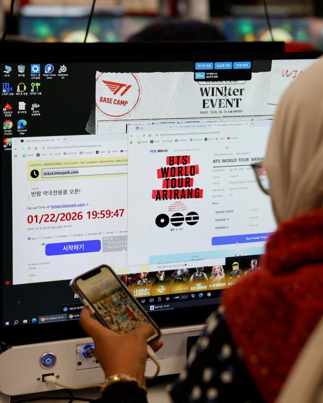 22일 한 팬이 BTS의 한국 공연이 포함된 월드투어 티켓 예매를 위해 서울의 한 PC방에서 시간을 확인하고 있다사진연합뉴스