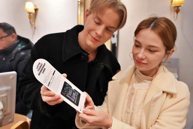 Foreign shoppers make cash registers ring at department stores amid weak won