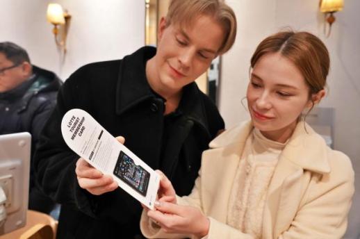 Foreign shoppers make cash registers ring at department stores amid weak won