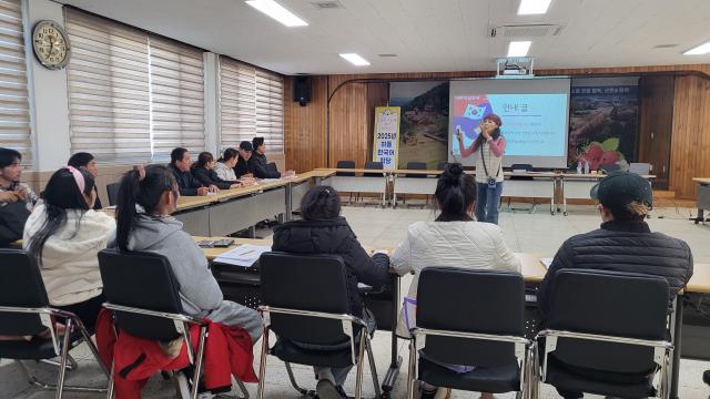 하동 한국어학당에서 외국인 근로자들이 수업을 듣고 있다사진하동군