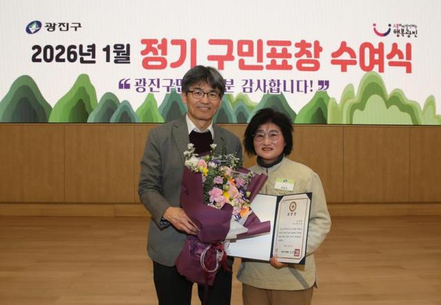 윤재삼 광진구 부구청장과 탁정숙 hy 프레시 매니저가 기념촬영을 하고 있다 사진hy