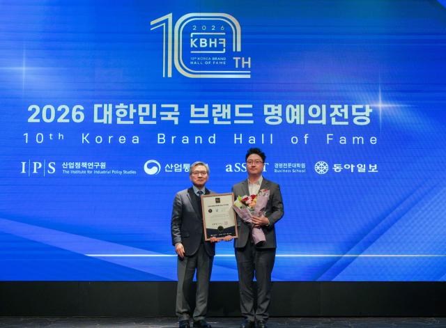 KTG의 ‘릴lil’이 ‘2026 대한민국 브랜드 명예의 전당’ 궐련형 전자담배 부문 우수 브랜드로 8년 연속 선정됐다 사진은 지난 22일 김정훈 KTG NGP사업본부 국내플랫폼팀장오른쪽이 표정호 서울과학종합대학원대학교 부총장왼쪽과 기념사진 촬영을 하고 있는 모습 사진KTG