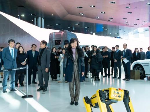 출자전환이냐 구조조정이냐…방미통위 판단에 달린 SK스토아 지배구조 향방