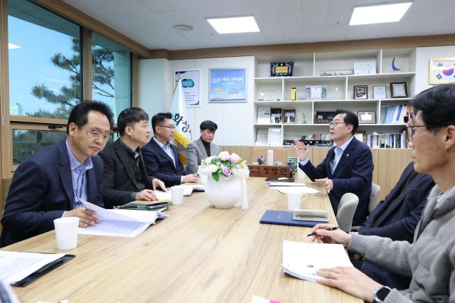 23일 진행된 행정안전부 주관 2026년 재난관리평가 현장평가에서 정명근 화성특례시장이 평가단과 인터뷰를 하고 있다 사진화성시