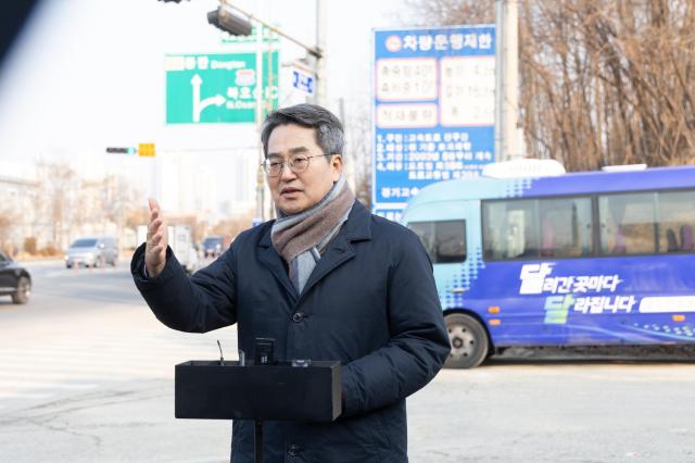 23일 오후 김동연 경기도지사가 북오산ic 진입로 확장 현장을 확인하고 언론 브리핑을 하고 있다 사진경기도