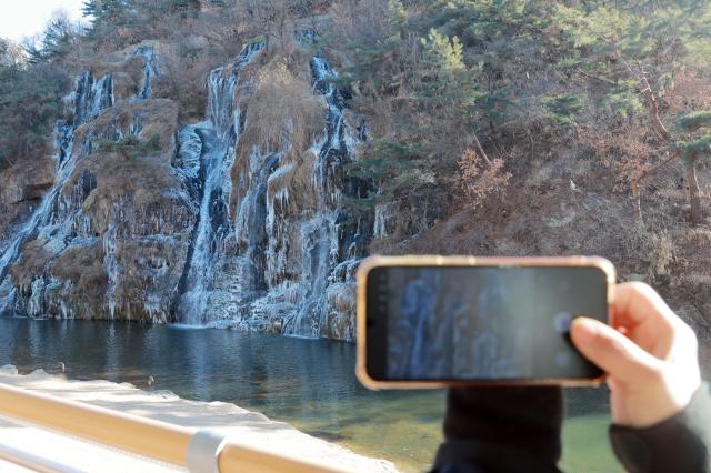 전국 대부분 지역에 한파특보가 발효되면서 올겨울 가장 추운 날씨를 보이는 26일 오전 서울 서대문구 홍제천 인공폭포가 곳곳이 얼어붙으며 빙벽으로 변하고 있다 20251226사진유대길 기자 dbeorlf123ajunewscom