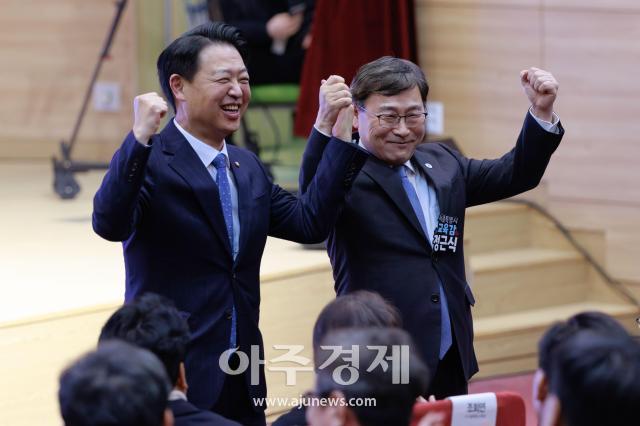 [포토] 손 마주잡은 김영호 교육위원장·정근식 교육감