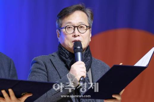 [포토] 시민 대표로 독서국가 선언문 낭독하는 ​​​​​​​황교익 맛 칼럼니스트