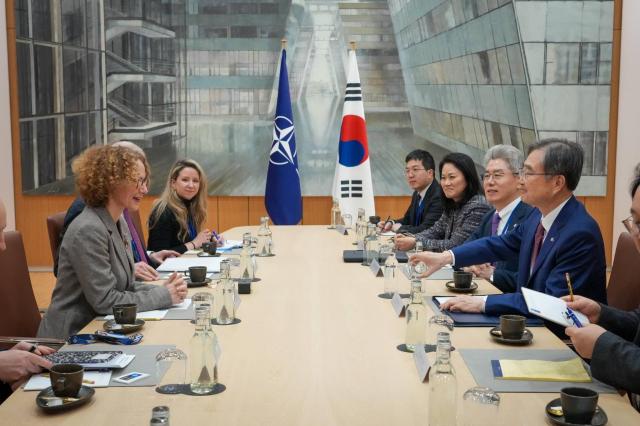 조현 외교부 장관이 23일현지시간 라드밀라 셰케린스카 나토NATO·북대서양조약기구 사무차장과 면담하고 있다 사진외교부