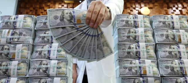 Greenback stack at Hana Bank in central Seoul Yonhap
