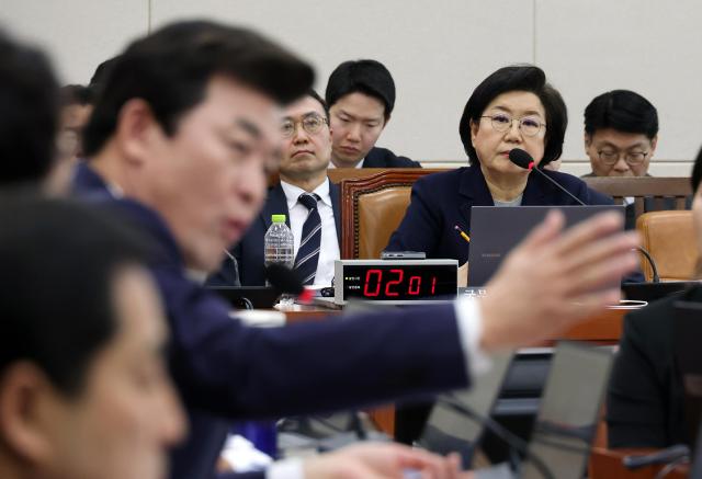 이혜훈 기획예산처 장관 후보자가 23일 국회 재정경제기획위원회에서 열린 인사청문회에서 쏟아지는 의원 질의를 받고 있다 사진연합뉴스