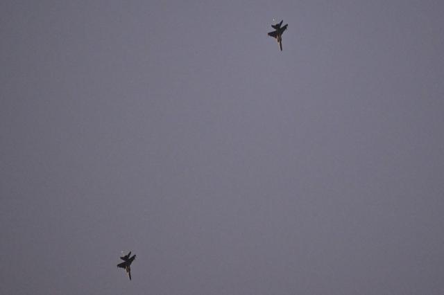 2025년 12월 29일 중국 동부 푸젠성에서 대만과 가장 가까운 지점인 핑탄섬 상공을 중국의 JH-7A 전폭기 2대가 대만해협 위로 비행하고 있다 사진AFP