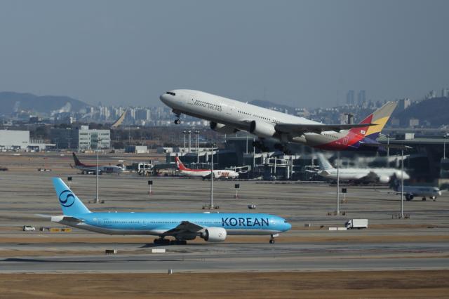 아시아나항공 인천공항 2터미널 이전 D-1
    영종도연합뉴스 임화영 기자  13일 인천국제공항에서 아시아나항공 항공기가 이륙하고 있다
    아시아나항공은 오는 14일 인천국제공항 제1여객터미널에서 제2여객터미널로 탑승 수속 카운터를 옮긴다 2026113
    hwayoung7ynacokr2026-01-13 135235
저작권자 ⓒ ㈜연합뉴스 무단 전재 재배포 금지 AI 학습 및 활용 금지저작권자 ⓒ ㈜연합뉴스 무단 전재 재배포 금지 AI 학습 및 활용 금지