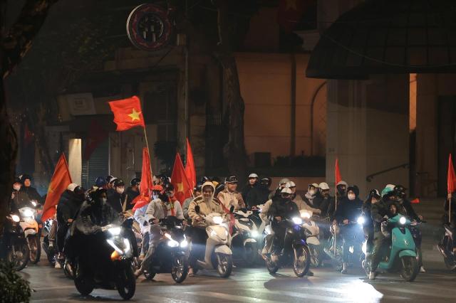 새벽에도 베트남 축구를 응원하는 팬들이 거리로 쏟아져 나와 U23 베트남의 승리를 축하하고 있다 사진베트남 통신사