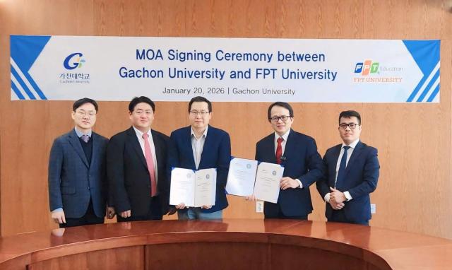 호앙 비엣 하 박사오른쪽에서 두 번째와 FPT 그룹 산하 FPT대학교 국제대학원 원장과 윤원정 박사왼쪽에서 세 번째 -가천대학교 부총장이 지난 20일 MOA 체결식에서 양측 관계자들과 함께 참석했다 사진가천대학교
