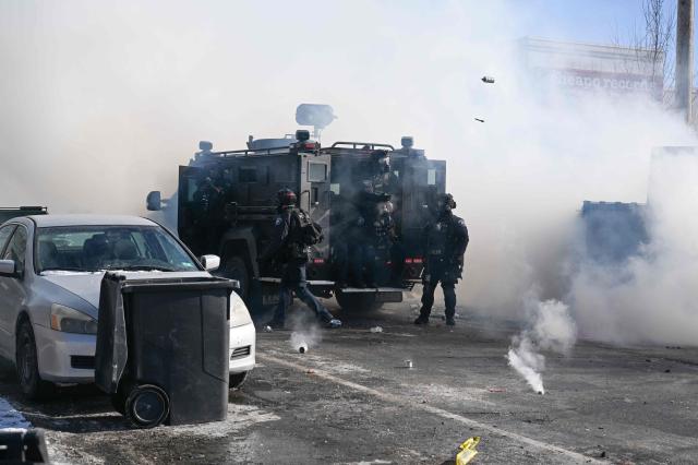 24일현지시간 미국 연방 요원에 의한 두 번째 총격 사망 사건이 발생한 미네소타주 미니애폴리스 거리에 최루 가스가 살포되고 있다 사진AFP연합뉴스